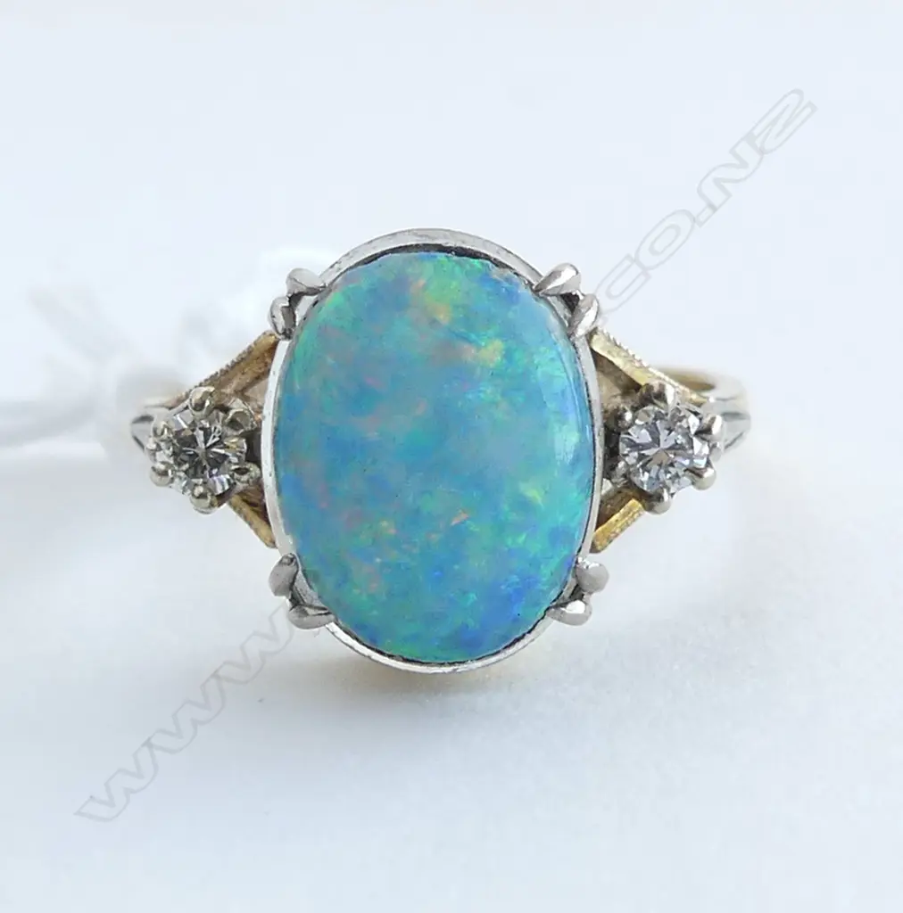 18ct GOLD LGE OPAL dublet & 2 DIAMOND RING 4gms size P Image 1++