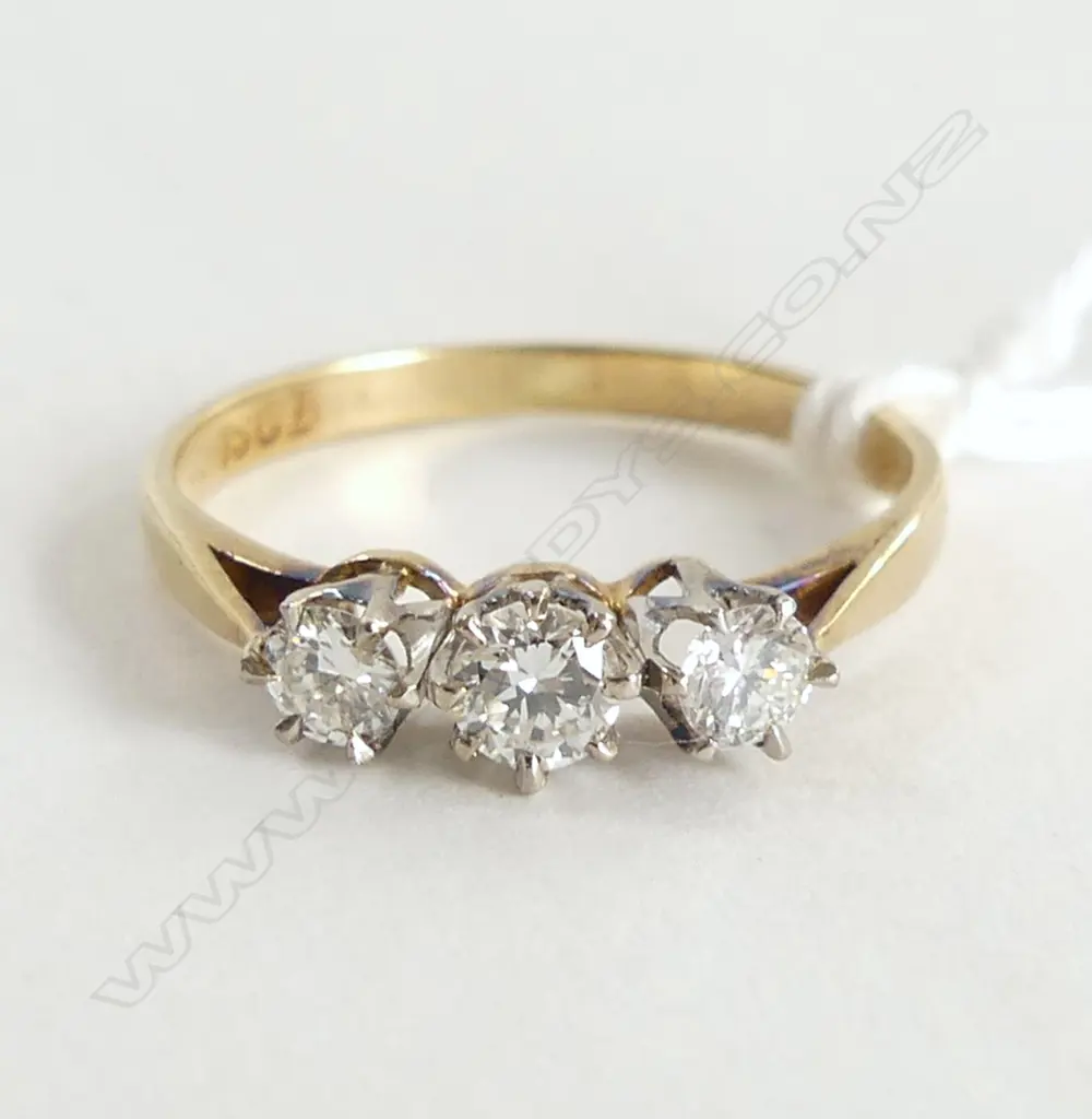 18ct THREE STONE DIAMOND RING D=0.42ct 2.3gm, SIZE P, VALUATION Image 1++