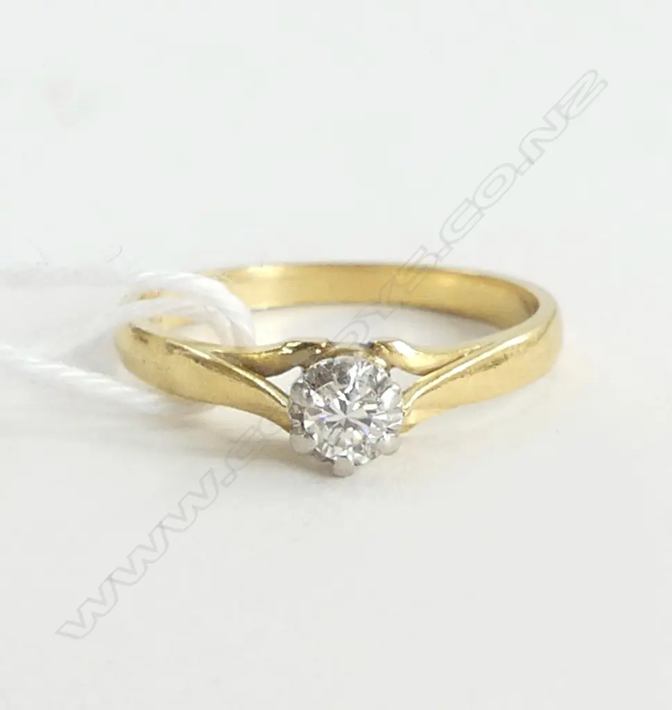 18ct & PLATINUM DIAMOND SOLITARE RING D=0.13ct 2.7gm, SIZE M Image 1++
