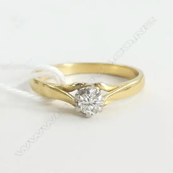 18ct & PLATINUM DIAMOND SOLITARE RING D=0.13ct 2.7gm, SIZE M