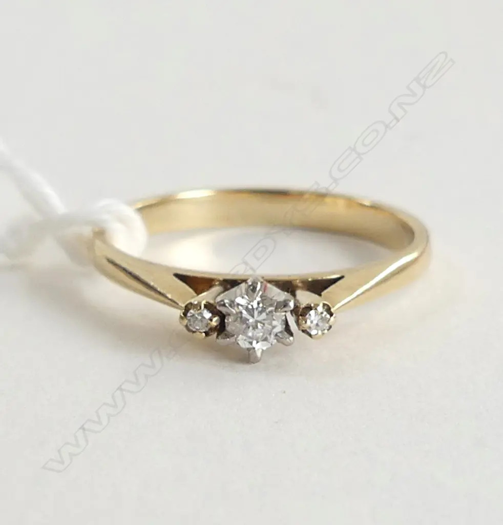 9ct 3 STONE DIAMOND RING D=0.10ct 1.8gm, SIZE L Image 1++