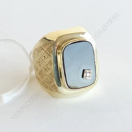 14CT ONYX SIGNET  WITH SMALL DIAMOND RING 15.7gms  (SIZE  T OR U)