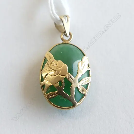 14ct YELLOW GOLD & BRIGHT GREEN JADEITE PENDANT 