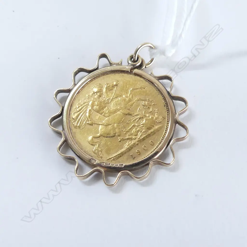 1900 HALF SOVEREIGN IN 9CT MOUNT 5.4gms Image 1++