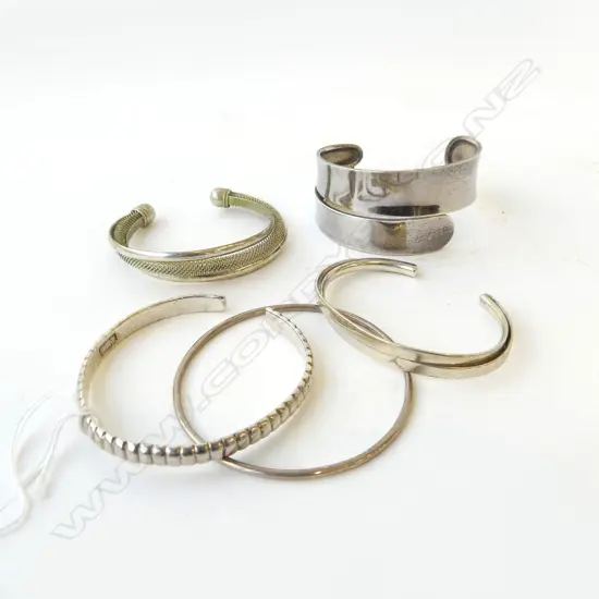 5 STG SILVER BANGLES 123gms