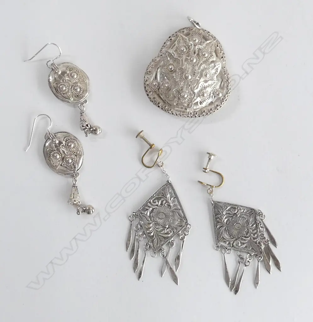 SILVER PENDENT & MATCHING EARRINGS & SILVER? ANTIQUE STYLE DROP EARRINGS Image 1++