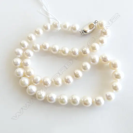 FRESH WATER LARGE CULTURED  PEARL NECKLACE. Silver clasp L.420mm. Lgest Dia.10.5mm.