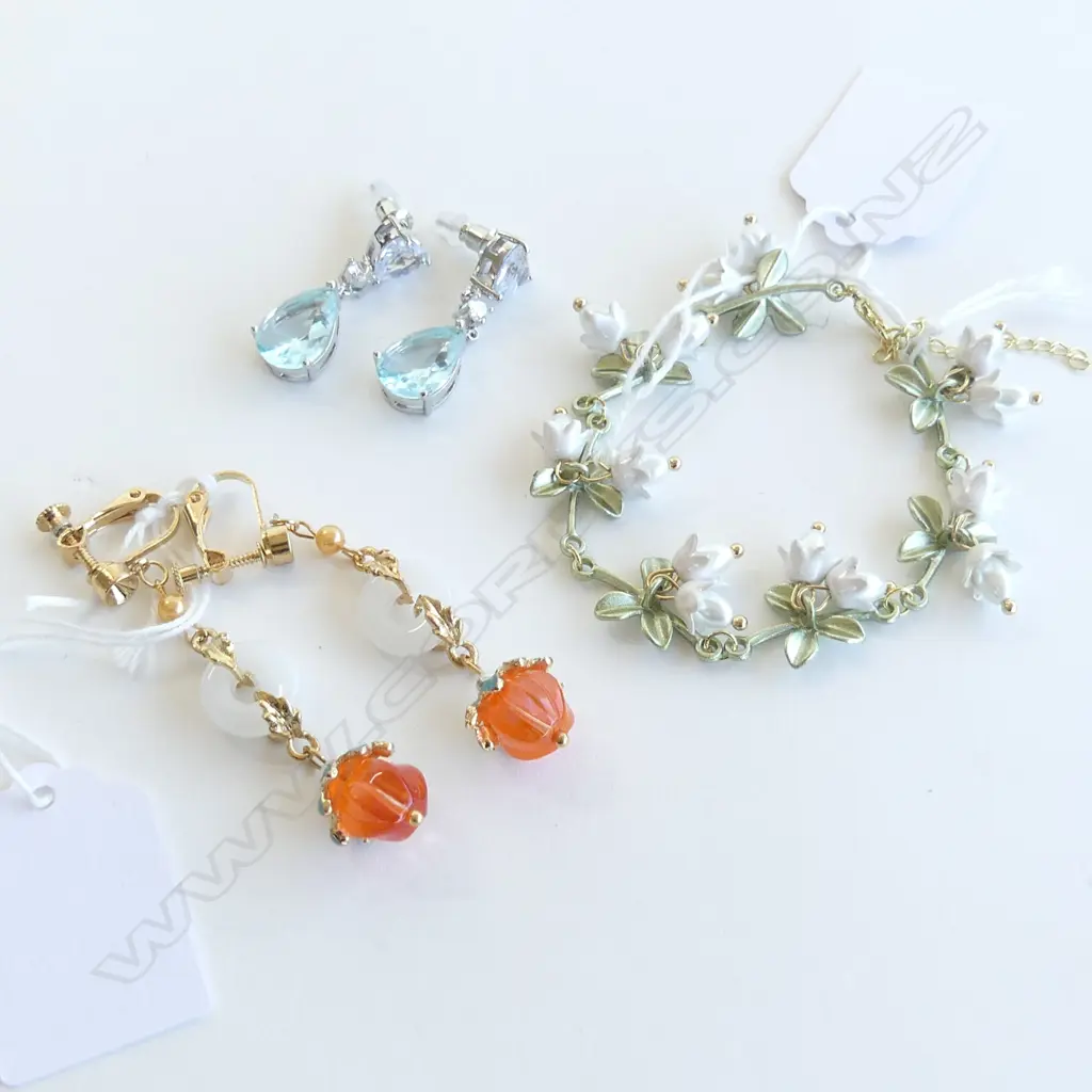 3 PCS; 2 PRS COSTUME EARRINGS & FAUX PEARL BRACELET Image 1++
