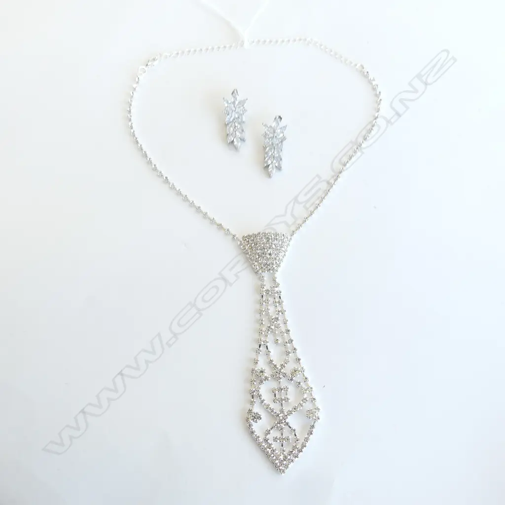 DIAMANTE NECKTIE PENDANT & EARRINGS Image 1++