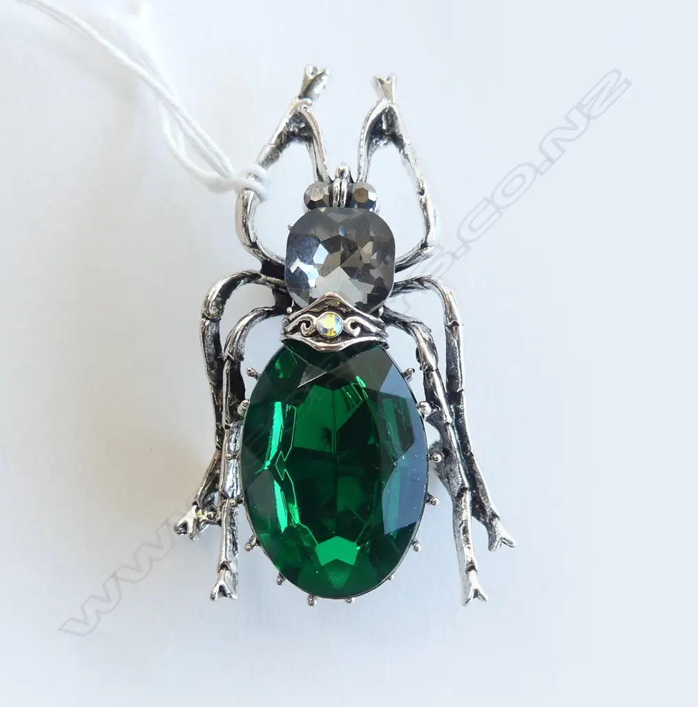 COSTUME EMERALD GREEN BEETLE BROOCH  Image 1++