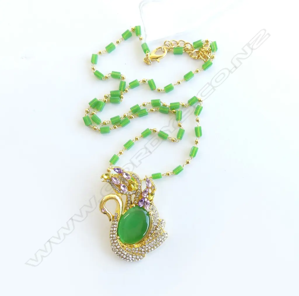 COSTUME FAUX JADITE & DIAMANTE SWAN NECKLACE Image 1++