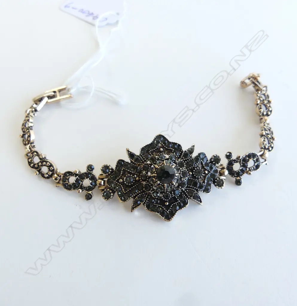 VICTORIAN STYLE COSTUME BRACELET w JET BK DIAMANTES Image 1++