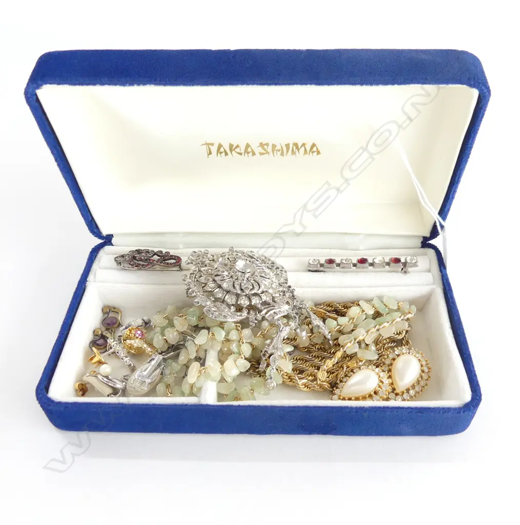JADE NECKLACE & ASSORTED SILVER & COSTUME JEWELLERY IN JEWELLERY CASE Image 1++