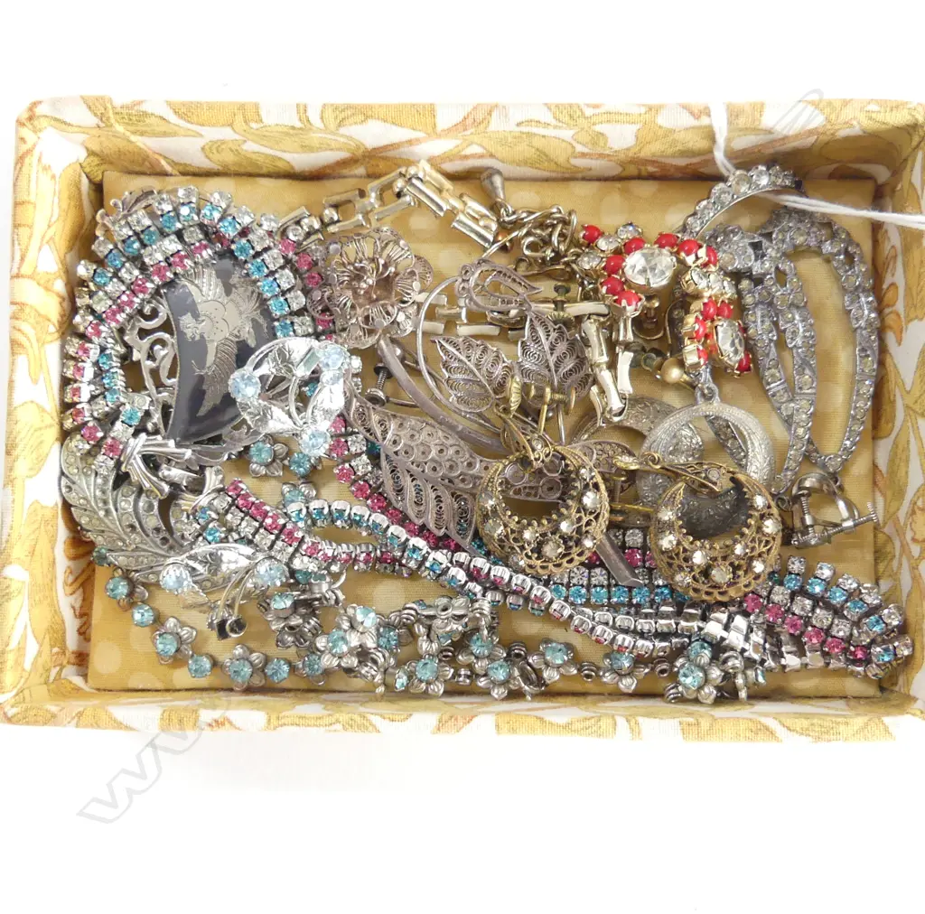 ASSORTMENT OF DIAMENTE & SILVER NECKLACES & EARRINGS Image 1++