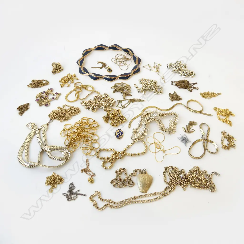 TRAY OF GILT CHAINS ETC Image 1++