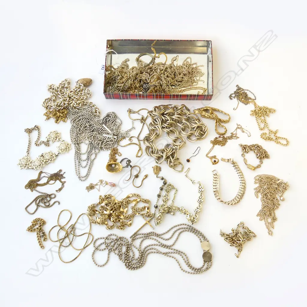 TRAY OF GILT JEWLERY & CHAINS Image 1++