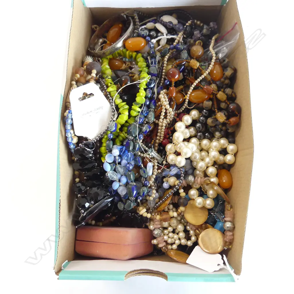 ASST. COSTUME JEWELLERY Image 1++