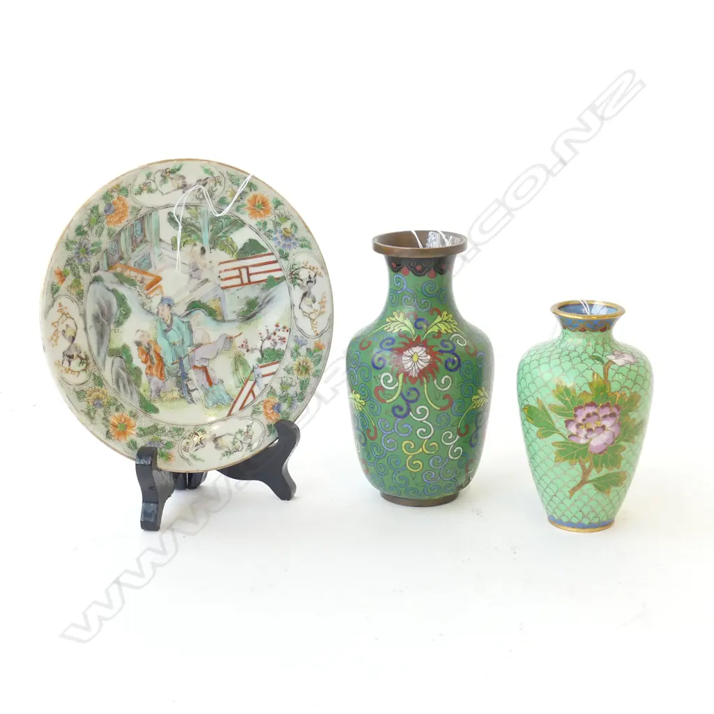 EARLY CHINESE PORCELAIN PLATE (DIA 150mm) & TWO GREEN CLOISONNE VASES 130& 110mm Image 1++