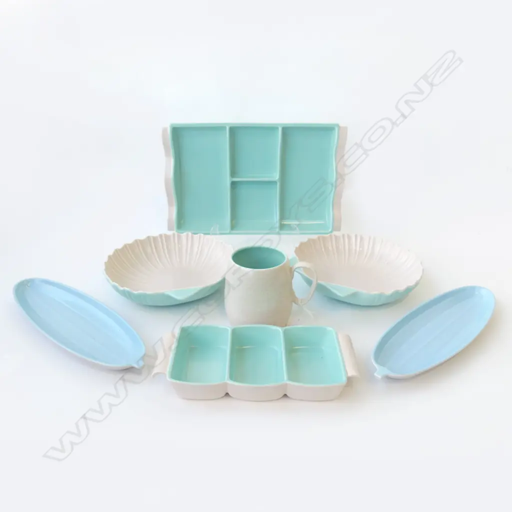 7 PCES POOLE TWINTONE; PR SHELL DISHES (1 w. CHIP), 4 TRAYS W.340mm, MUG  Image 1++