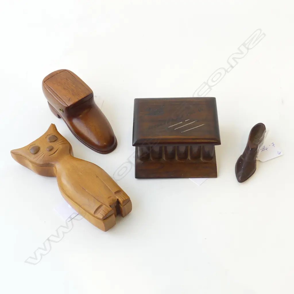 AUCKLAND EXH CIG BOX 1913/14 L.95mm, WOODEN MAHOGANY MINI SHOE WITH SLIDE OPENING L.125mm, SMALLER SHOE L.75mm & CAT Image 1++