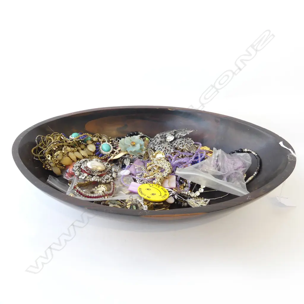 WOOD BOWL FULL OF COSTUME JEWLERY Image 1++