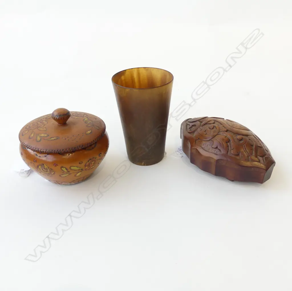 CARVED SERPENTINE HARDWOOD BOX BIRD CARVING IN RELIEF L.115mm, ROUND POKERWORK LIDDED BOX DIA. 90mm & HORN BEAKER H. 95 Image 1++