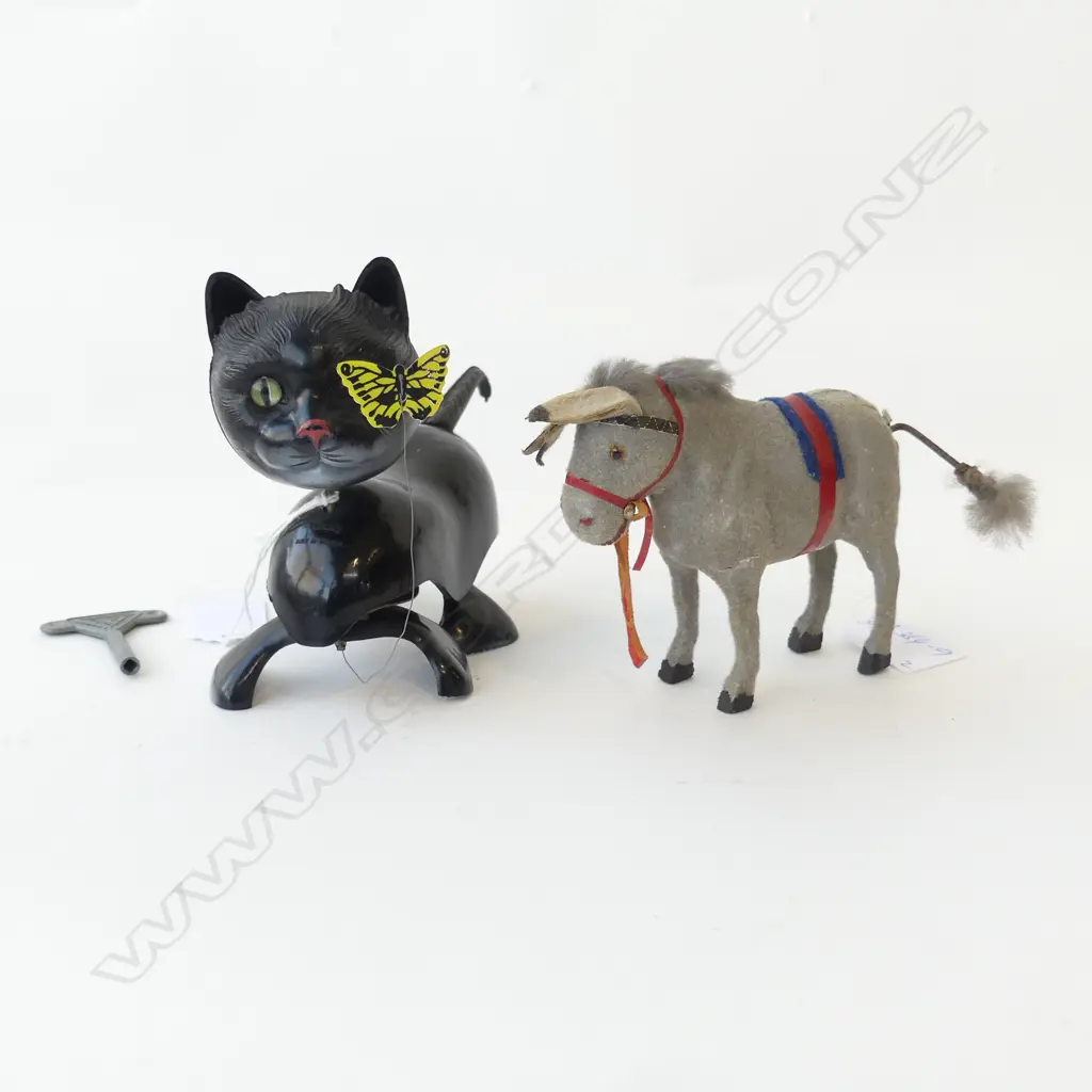 FELT CLOCKWORK OLD DONKEY WITH KEY L.130mm & PLASTIC TRI ANG CLOCKWORK MOVING CAT WITH KEY L.130mm Image 1++