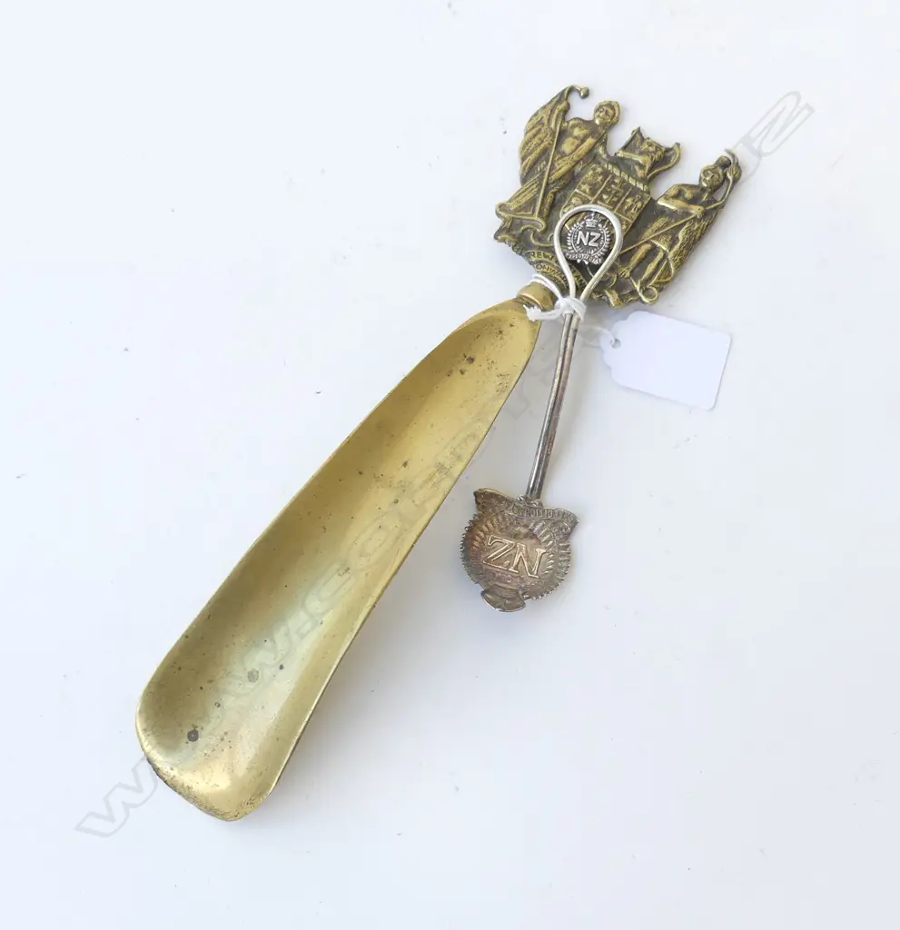 LGE OLD BRASS COAT OF ARMS SHOE HORN L.240mm + NZ EXPEDITIONARY FORCE SPOON Image 1++