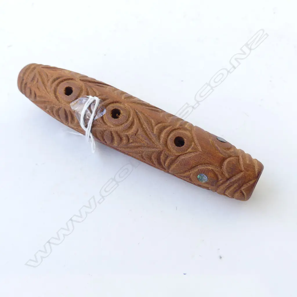 MAORI CARVED KAURI ? FLUTE paua eye inserts L.145mm Image 1++