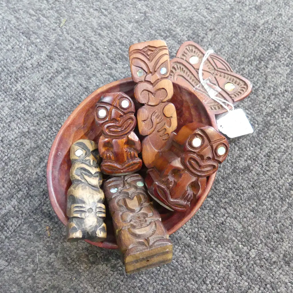 MAORI CARVED DISH + 5 SMALL FIGURES incls salt & pepper Image 1++