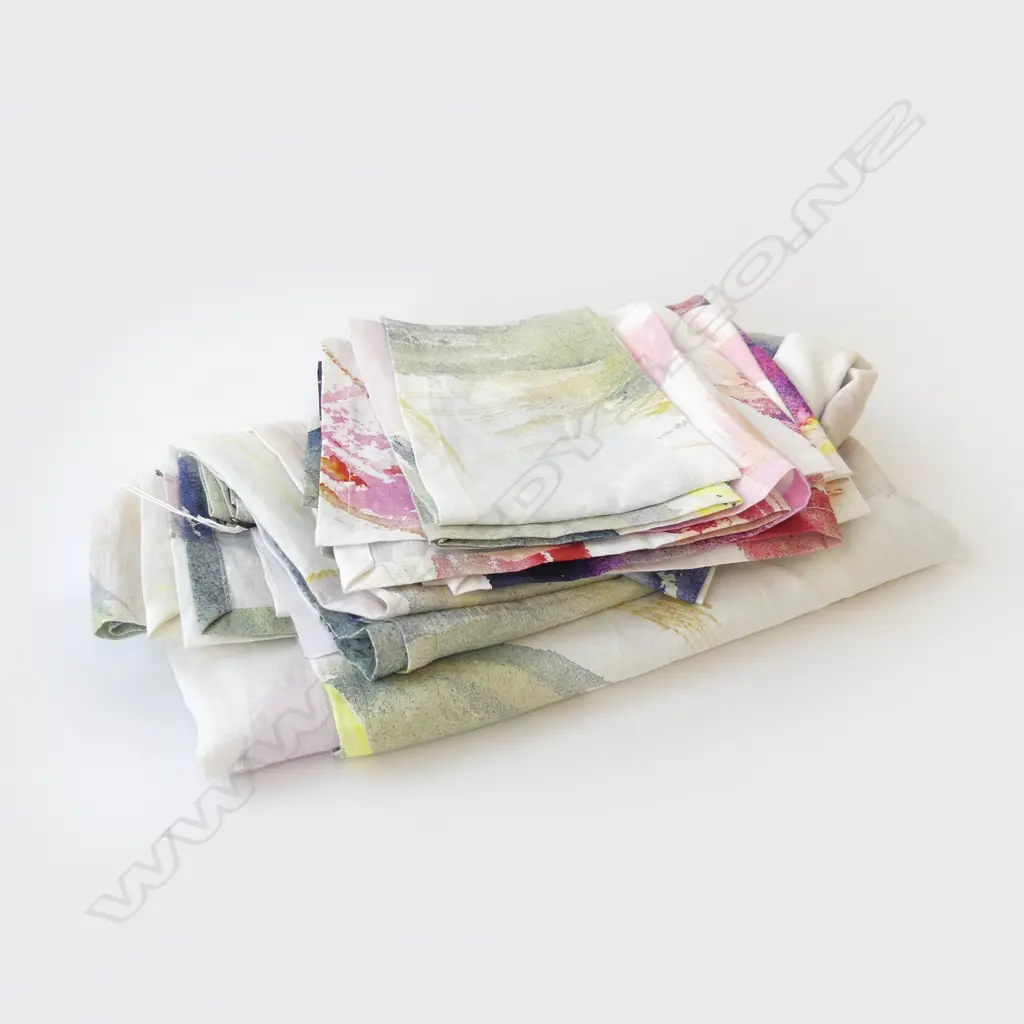 HOBBS & CO. LINEN SET; NAPKINS + TABLE CLOTH Image 1++