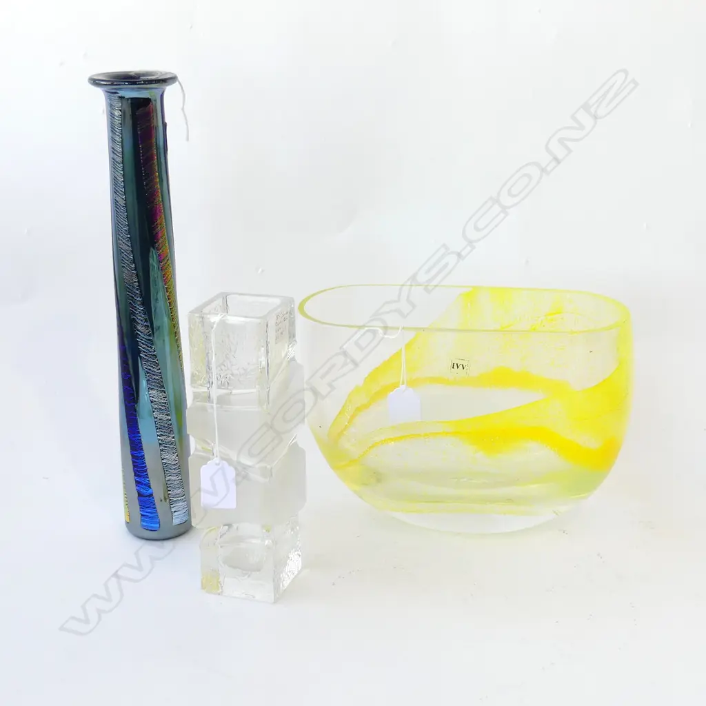 THREE GLASS ITEMS, YELLOW TONED MURANO BOWL H.175mm, 70s SCANDINAVIAN CUBE H.210mm, AUSTRALIAN DIACHROMATIC VASE H.350mm Image 1++
