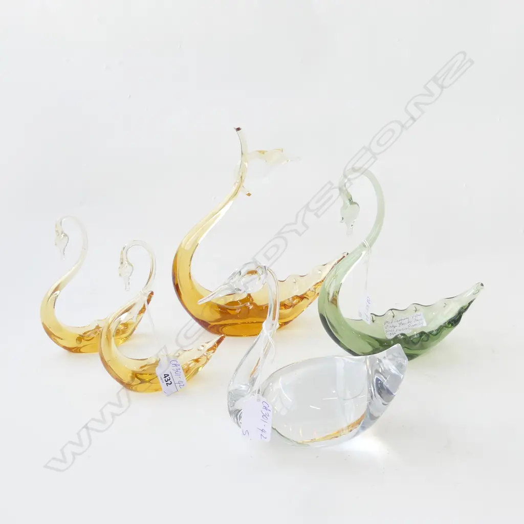 FIVE GLASS SWANS, ONE BROKEN, FROM 250 TO 150mm Image 1++