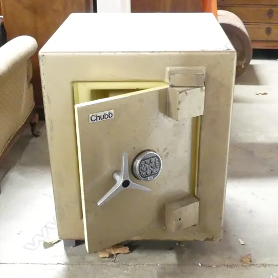 GOLDEN NUGGET CHUBB PUSH BUTTON SAFE H690mm D600mm we have the 6 digit combination. Good working order