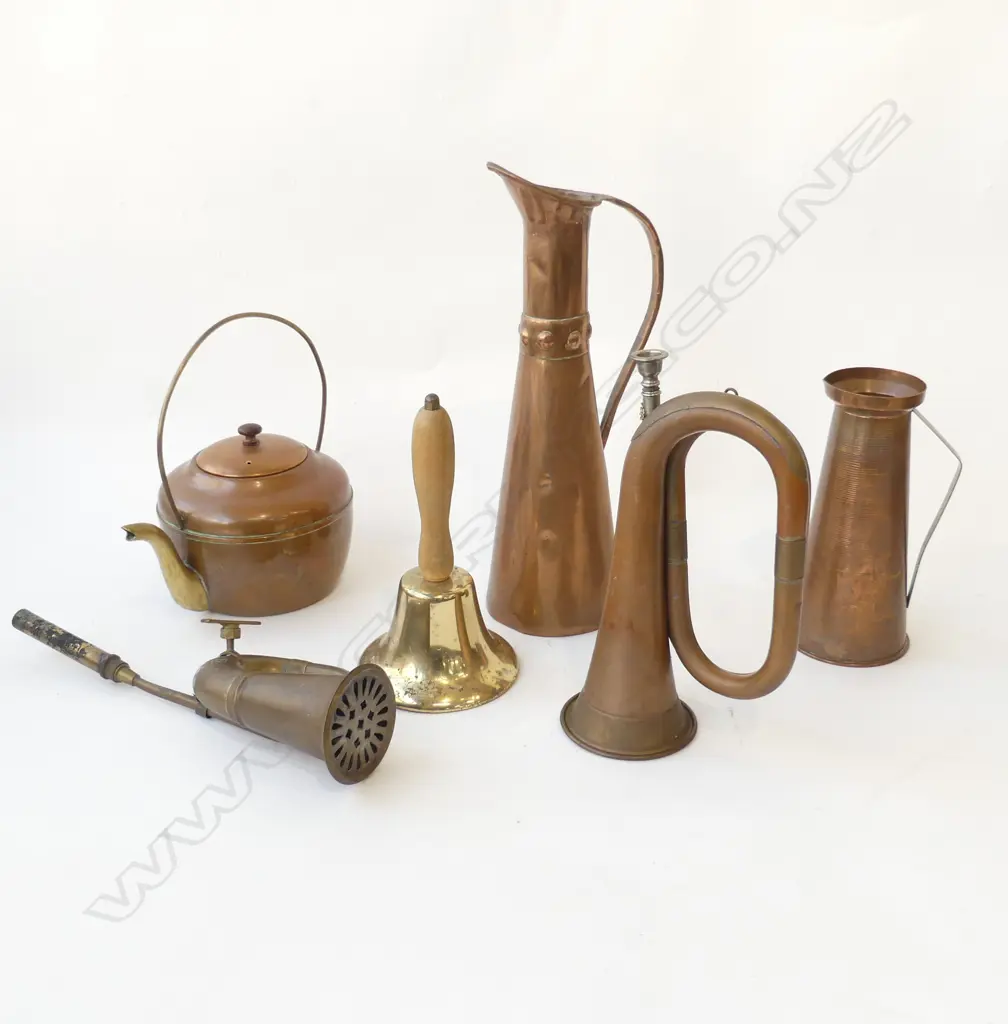 6 PCES; 2 HORNS, BRASS BELL, 2 COPPER JUGS & TEAPOT H.385mm Image 1++