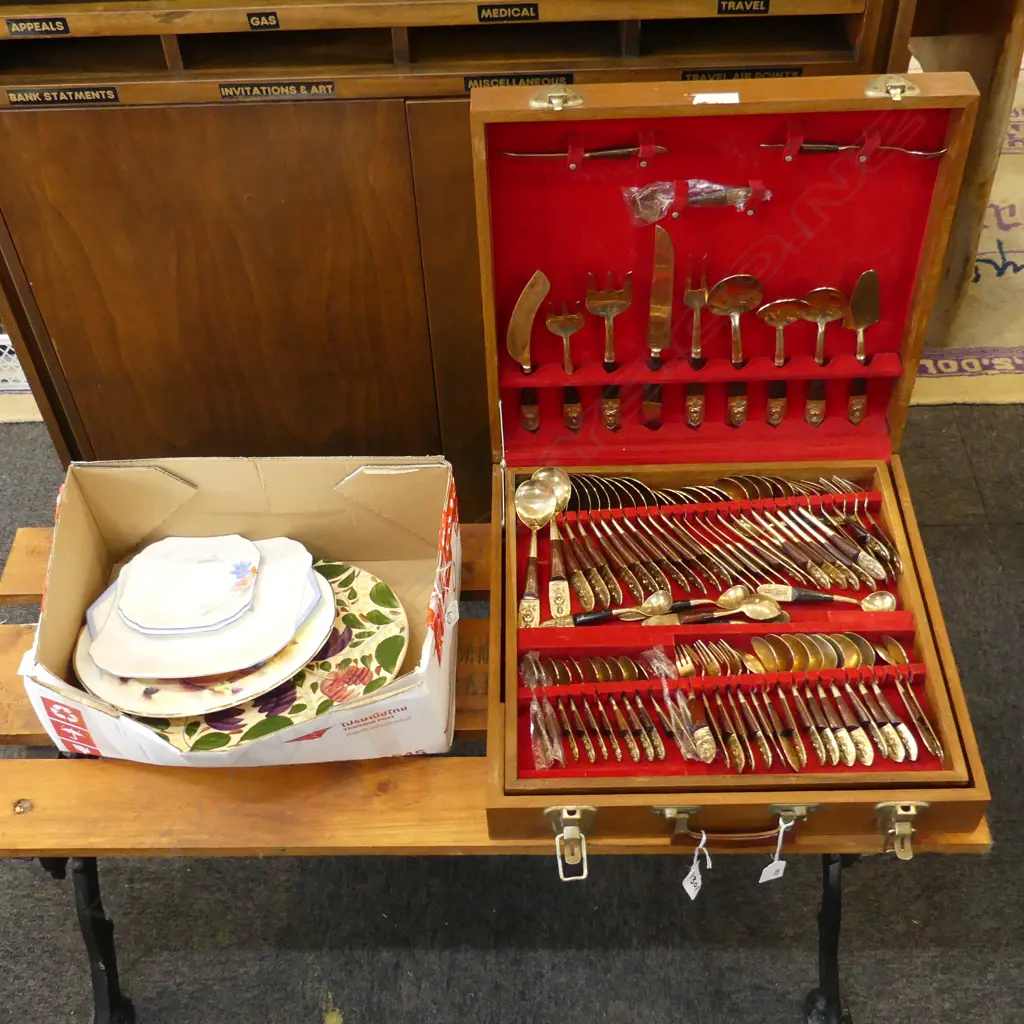 LARGE THAI BRASS BOXED CUTLERY SET & BOX OF VARIOUS PLATES  Image 1++