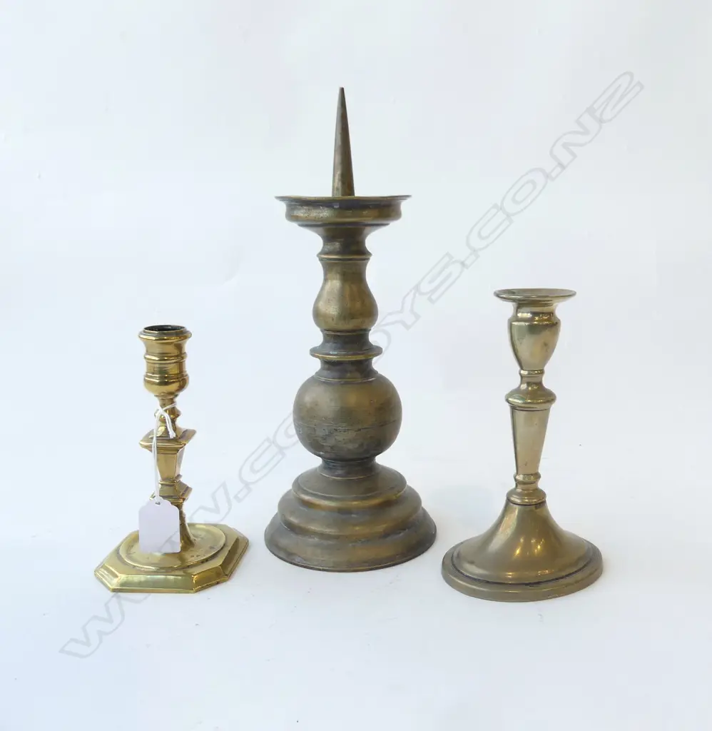 3 ANTIQUE BRASS CANDLESTICKS H.290mm Image 1++