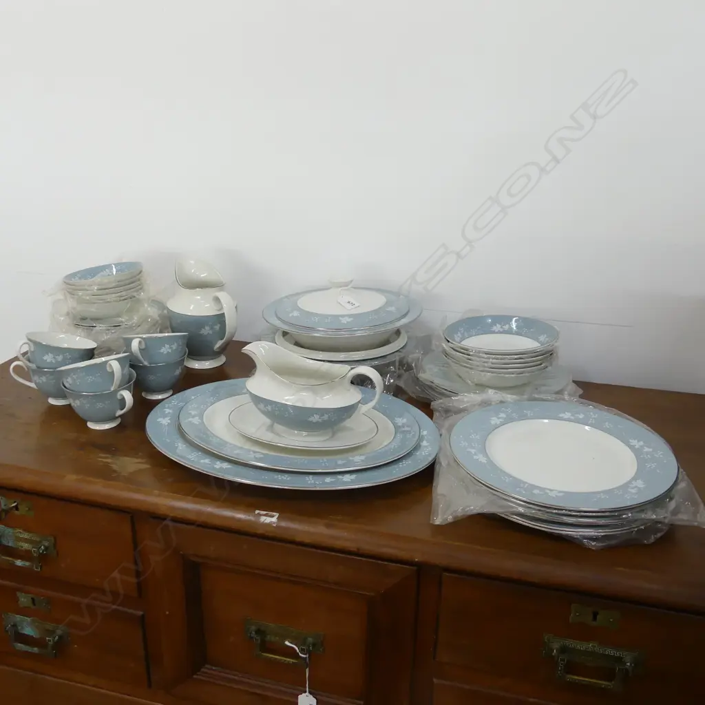 ROYAL DOULTON 'REFLECTION' DINNER SERVICE Image 1++