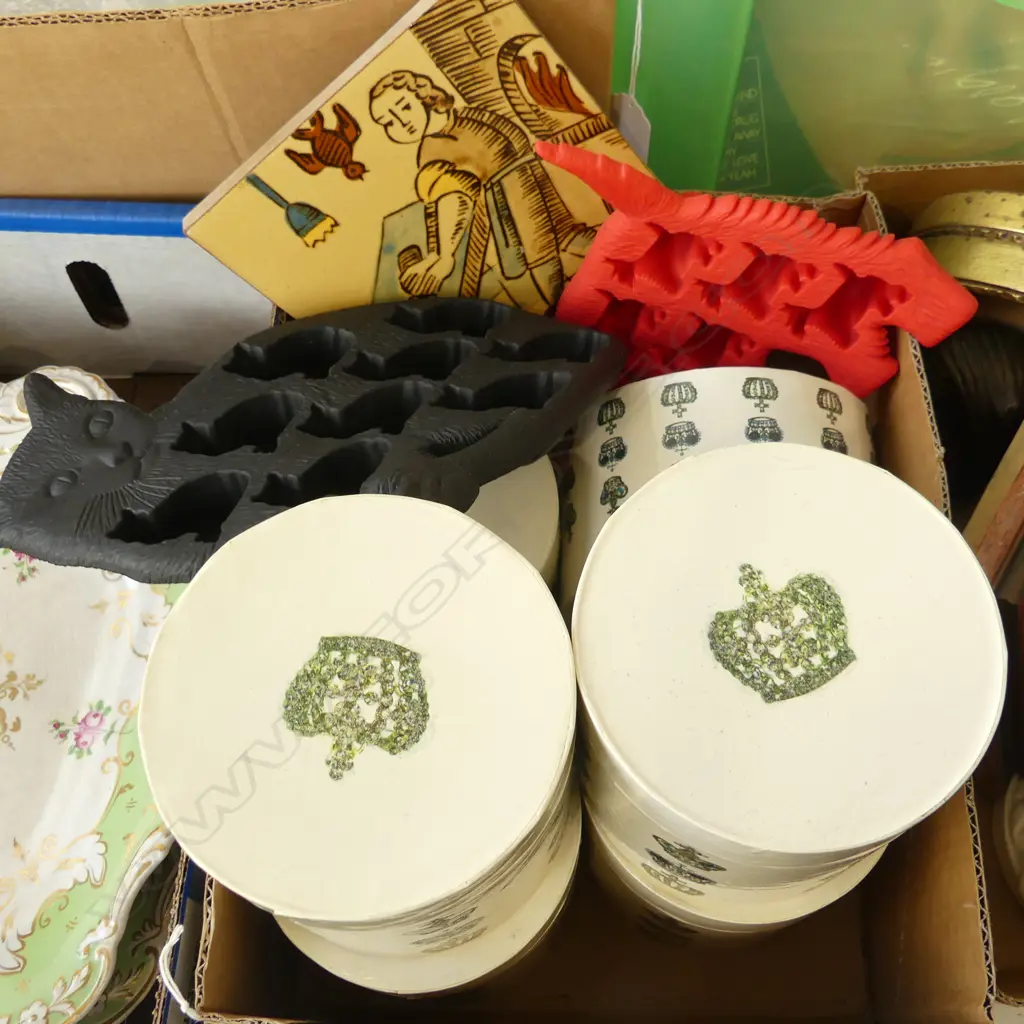CHRISTOPHER VINE MUGS (BOXED), ICE CUBE TRAYS, TILE Image 1++