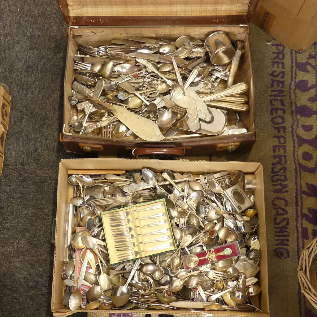 SUITCASE OF PLATED CUTLERY & BOX OF PLATED TEASPOONS  Image 1++