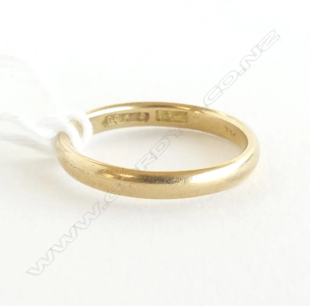 18ct VINTAGE GOLD BAND RING 2.4gms SIZE L 1/2 Image 1++