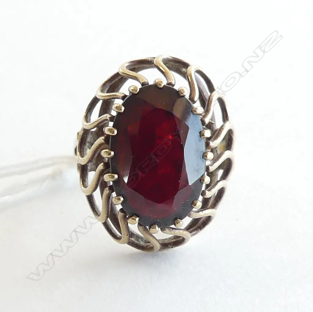 VINTAGE 9ct & LGE GARNET ? DRESS RING 5.45gms SIZE O Image 1++