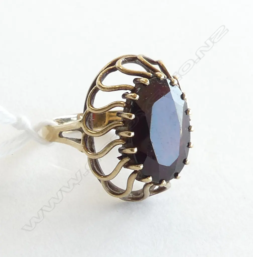 VINTAGE 9ct & LGE GARNET ? DRESS RING 5.45gms SIZE O Image 1++
