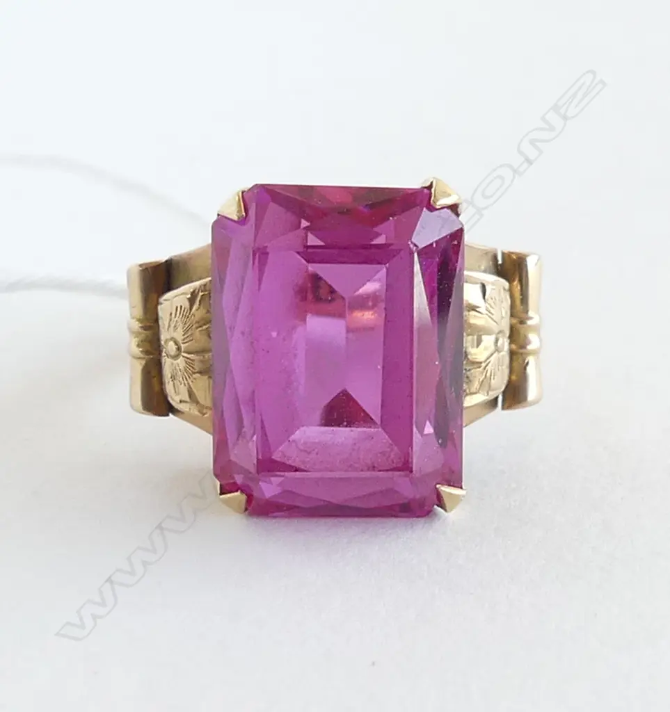 18ct YELLOW GOLD & BRIGHT SYN RED/PINK STONE RING 6gms SIZE K 1/2 Image 1++