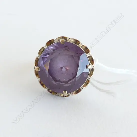 14CT GOLD & LGE AMETHYST ? FACET CUT RING 7.4gms