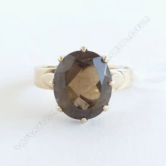 9CT YELLOW GOLD & LGE OVAL SMOKEY QUARTZ CLAW SET RING 4gms SIZE Q