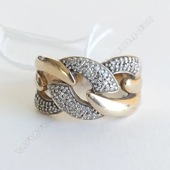 10ct GOLD & PAVE SET DIAMOND RING SIZE Q