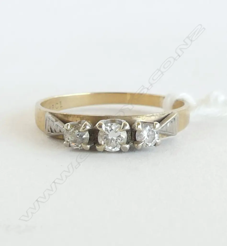 VINTAGE 18ct YELLOW GOLD 3 STONE DIAMOND RING 2.54gms SIZE P Image 1++