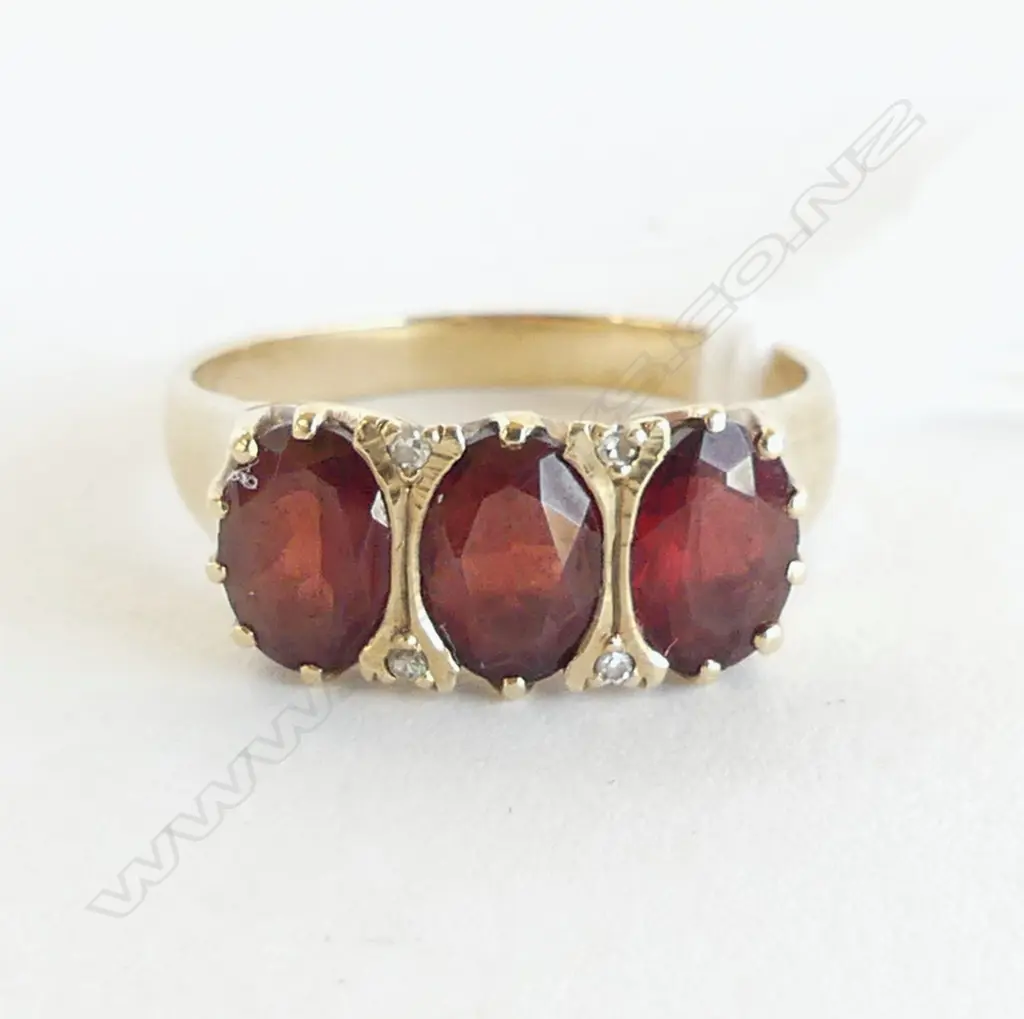 9ct YELLOW GOLD 3 GARNET & SMALL DIAMOND BRIDGE RING 4gms SIZE R Image 1++