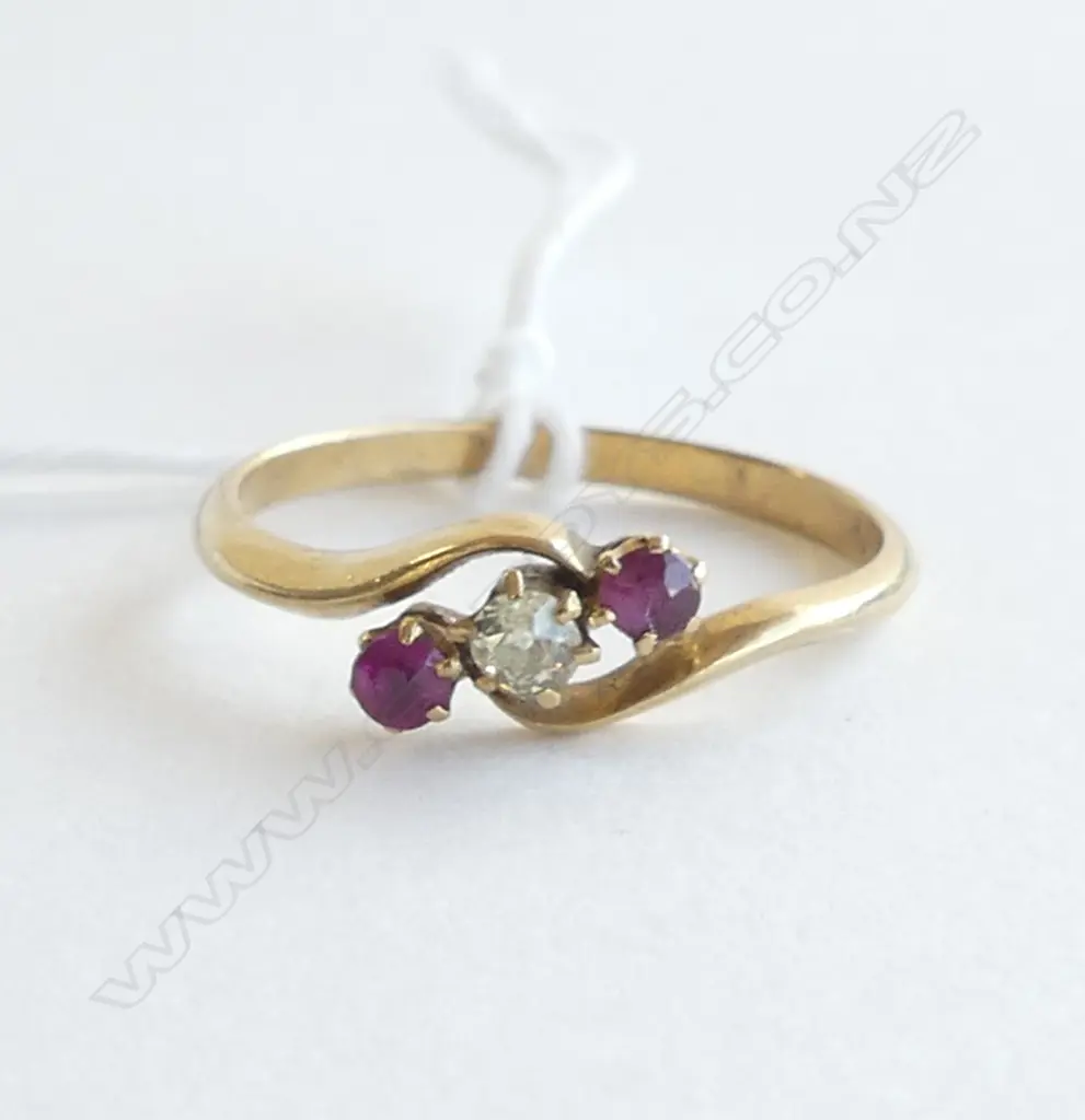 18ct YELLOW GOLD DIAMOND (old cushion cut) & 2 ruby ring 2.4gms SIZE S Image 1++